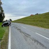 Unbesetzter Pkw über Böschung gestürzt