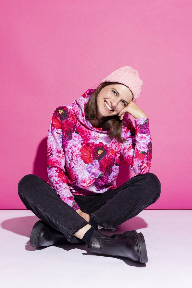 Aus dem Bett Die Bregenzerwälder Modemarke Flowers in Bed ergänzt die Pyjama- und Loungewear-Kollektion erstmals um einen Hoodie mit Blütenprint. Die Baumwolle dafür wird in Österreich gestrickt und bedruckt, die Teile von Schneidern in kleinen Manufakturen in Österreich und Deutschland gefertigt. fib