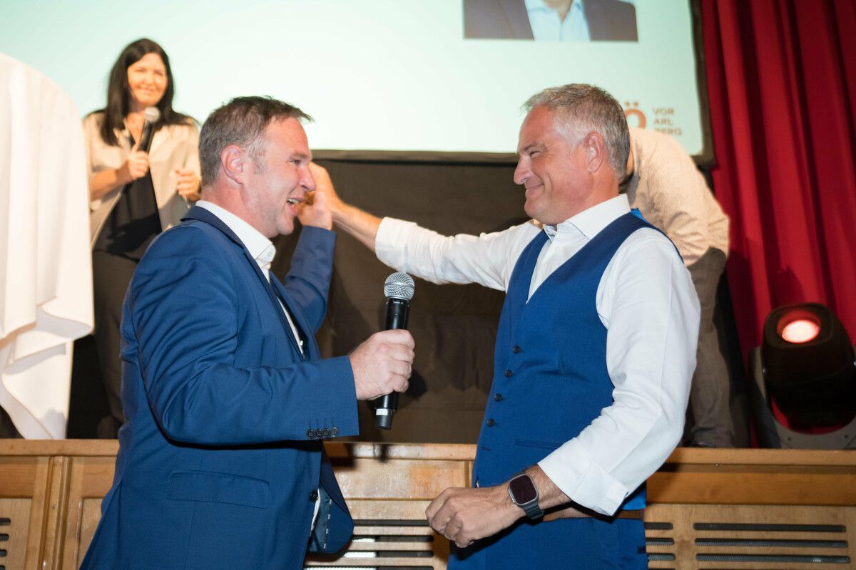 Babler (l.) war einer der ersten Gratulanten des neuen SPÖ-Landesparteichefs.Serra
