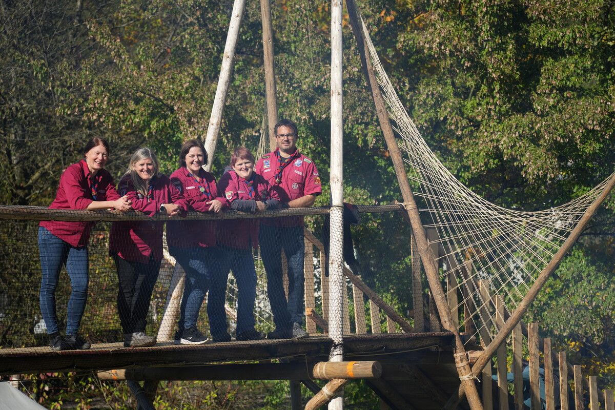Bauten mit ihrer Gruppe eine Brücke ins Abenteuer: Brigitte Gmeiner, Nicole Mayer, Cornelia Domig-­Ströhle, Michaela Kollmann und Stephan Frick (v.l.n.r.)