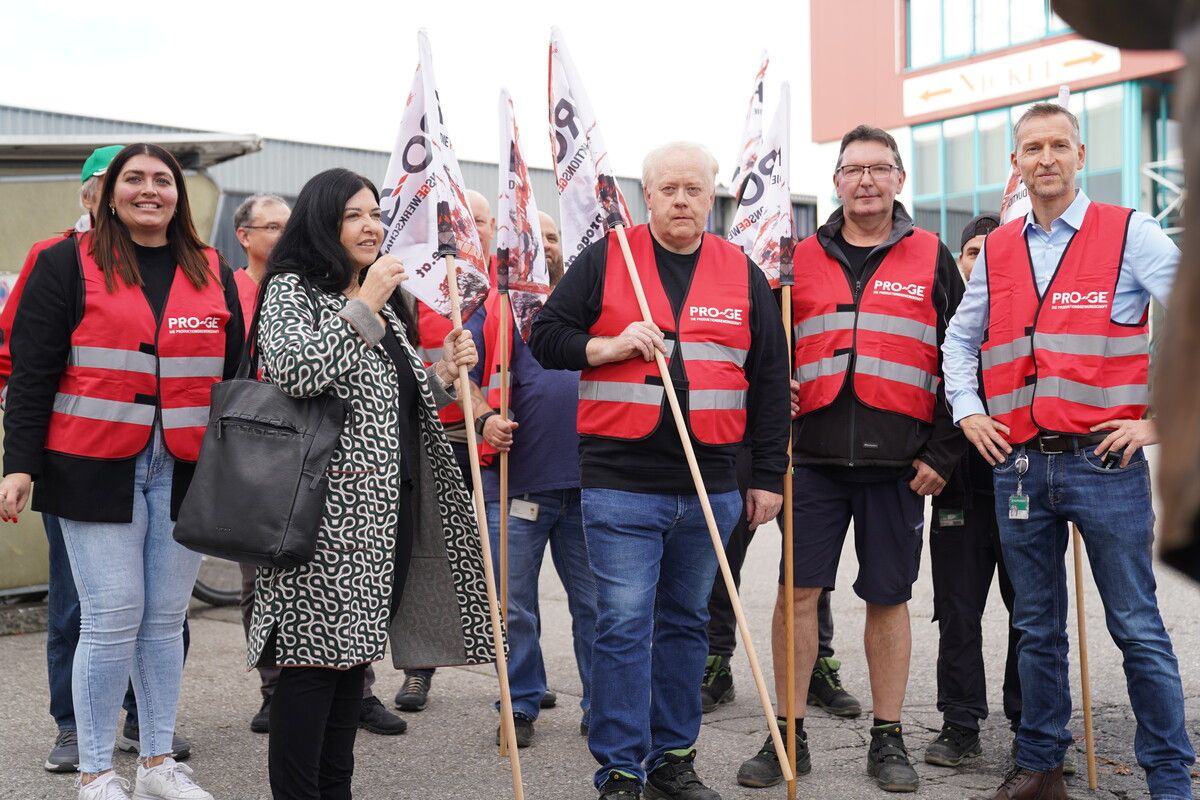 Bei der Betriebsversammlung bei Grass in Götzis informierte Betriebsratschef Wolfgang Fritz (r.) die Mitarbeiter über die KV-Verhandlungen. PV