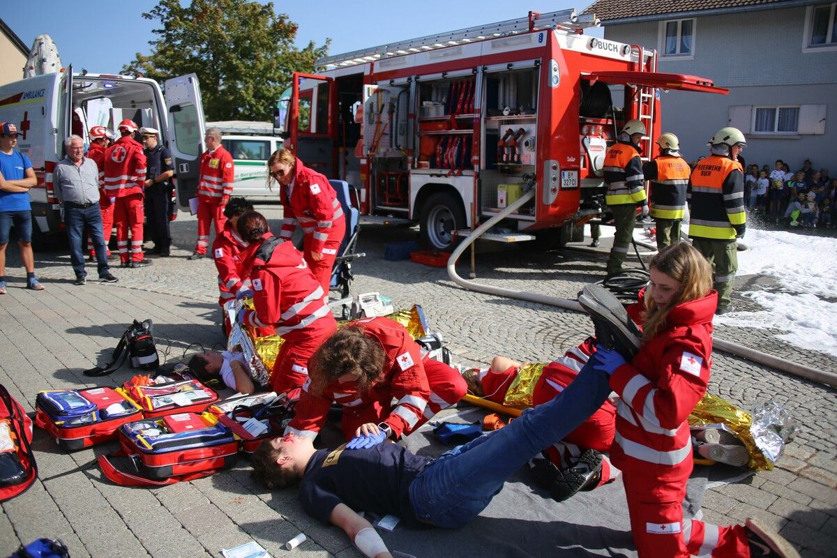 Bei der Großübung in Buch reichte das Spektrum von einem Brand in einer Schule über einen inszenierten Verkehrsunfall bis hin zu Demonstrationsstationen der Bergrettung. MST (3)