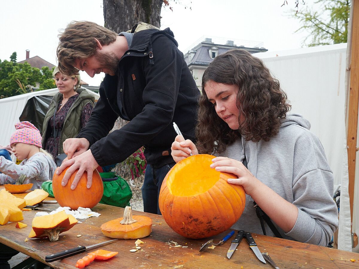 Beim Hohenemser Herbstfest steht auch Kürbisschnitzen auf dem Programm.Stadt