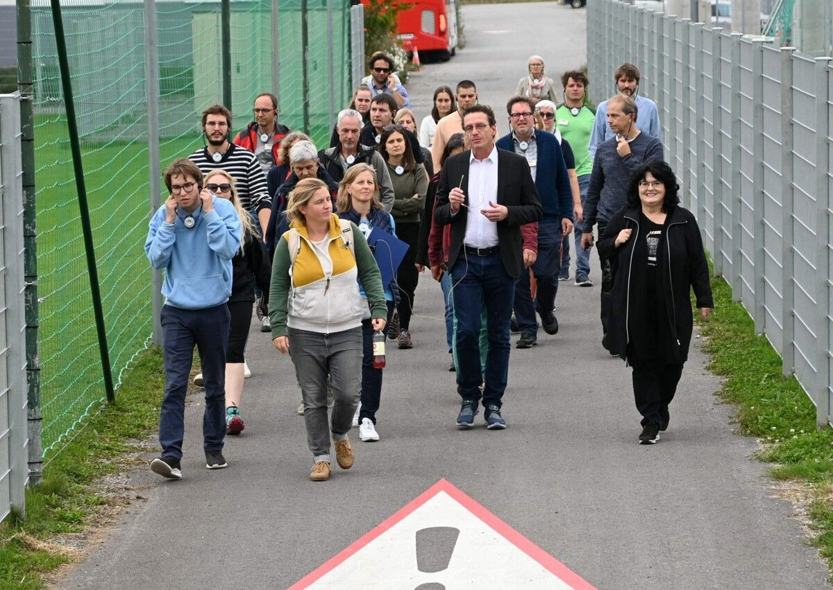 Bgm. Markus Giesinger führte die Gäste zu den klimafitten Räumen in Altach. Gemeinde