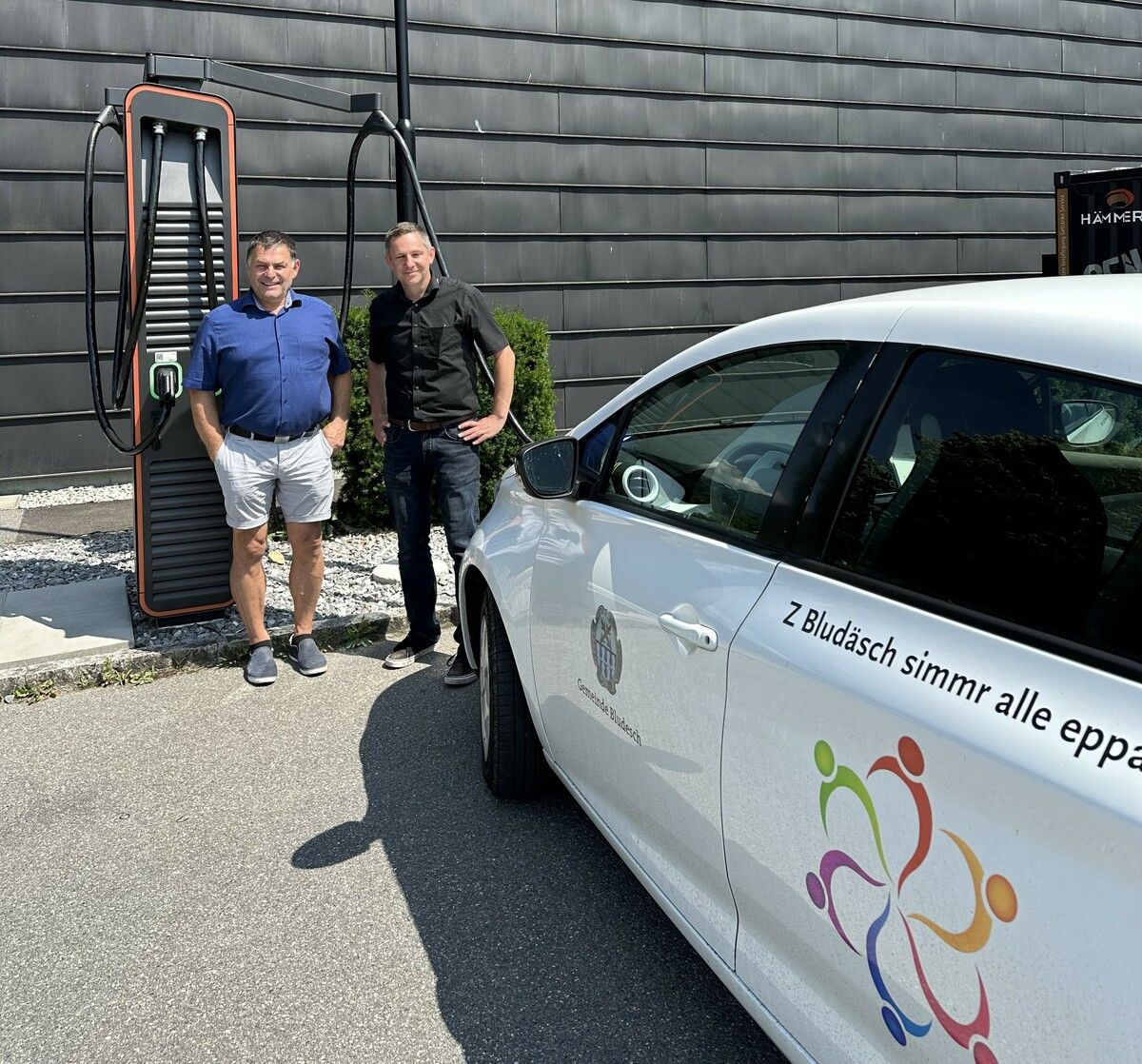 Bgm. Martin Konzet (l.) und Rene Gabriel testen die neue Schnellladestation.Gemeinde