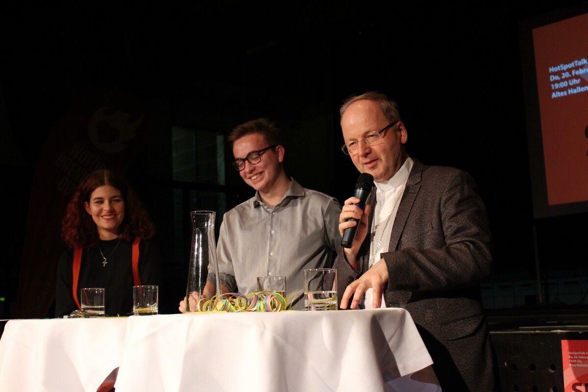 Bischof Benno diskutiert bei den Hot-Spot-Talks mit jungen Leuten.vn-He