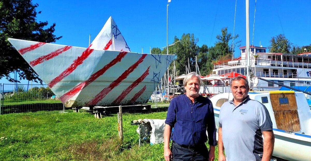 Bürgermeister Frank Matt und Wirtschaftshofleiter Willi Hane freuen sich über Vorschläge für die passende „Wiederverwertung“ des Festspiel-Papierbootes in Lochau . BMS