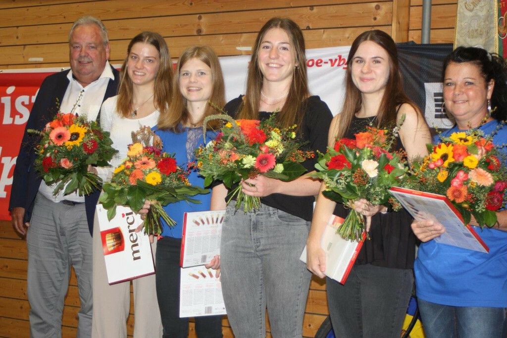 Bürgermeister Karl Wutschitz mit den Sportlerinnen Elisabeth Moser, Franziska Belmega, Rosa Kopf und Svenja Bachmann sowie deren Trainerin Monika Bachmann. VN-TK
