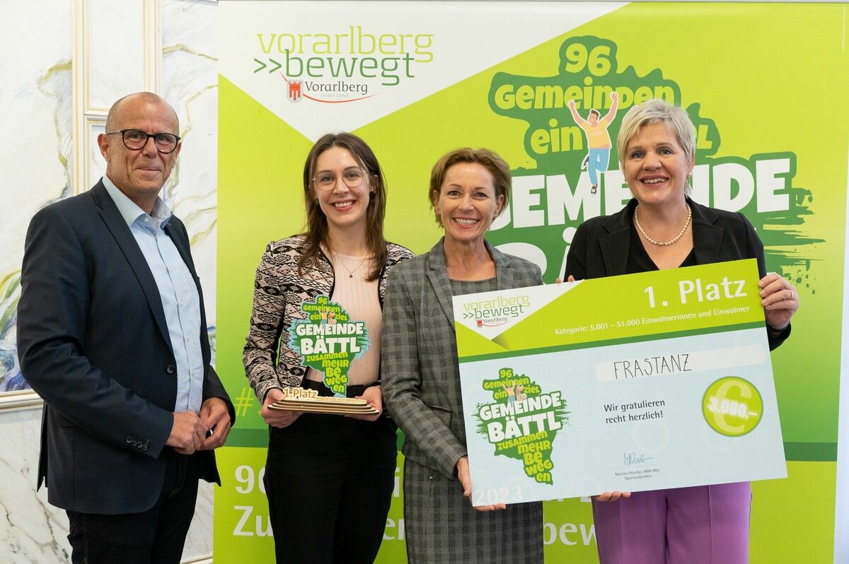 Bürgermeister Walter Gohm, Julia Dona und Vizebürgermeisterin Michaela Gort nahmen den Preis von Landesrätin Martina Rüscher entgegen.land vorarlberg