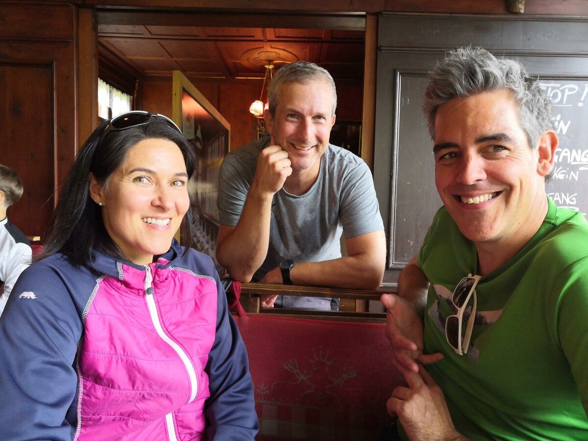 Burkhard Reis (M.) mit Claudia und Michael Laritz.