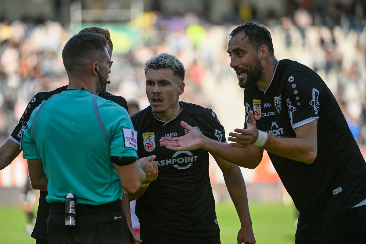 Christian Gebauer, Dominik Reiter und Atdhe Nuhiu waren mit den Entscheidungen von Schiedsrichter Arnes Talic nicht einverstanden.Gepa