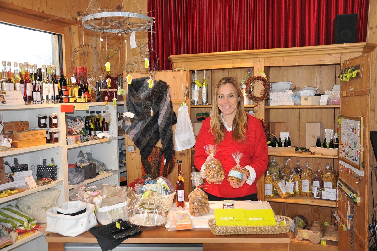 Cornelia Lampert hat vor Weihnachten viel zu tun: Artikel aus Göfis kommen als Geschenk gut an.BI