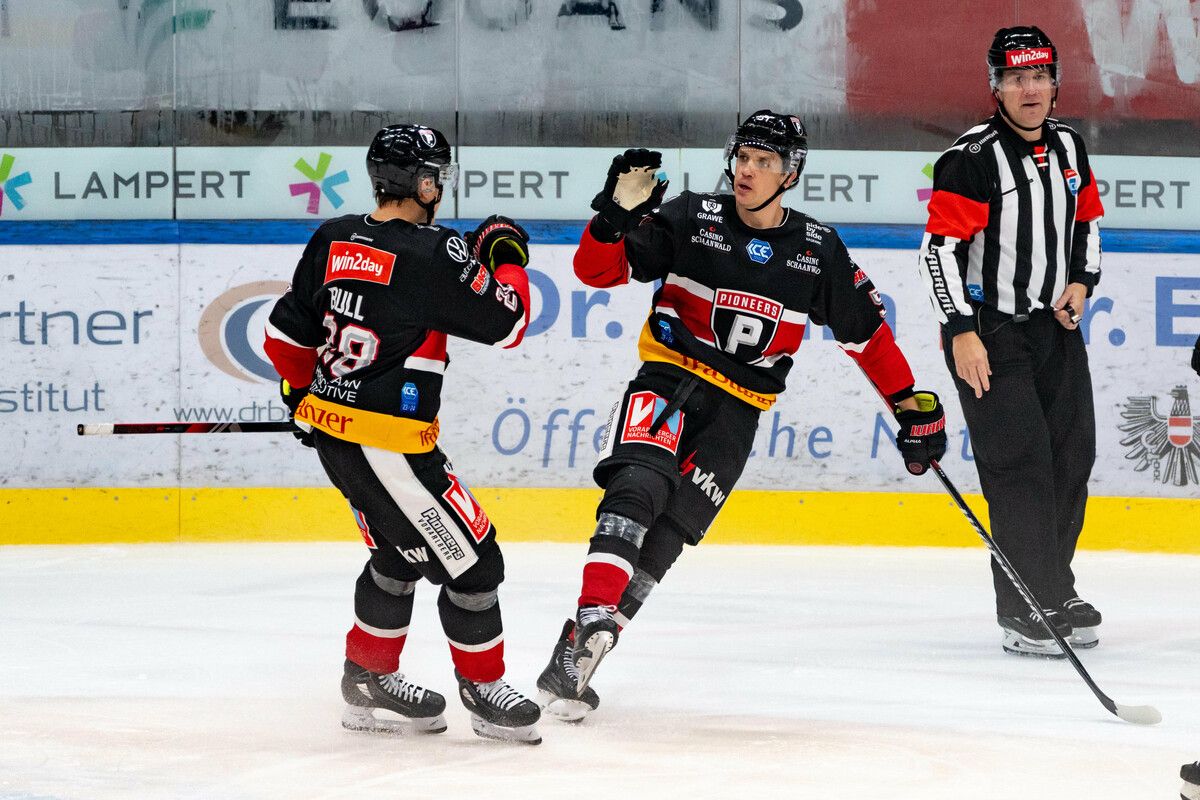 Daniel Woger freute sich mit Christian Bull über den zwischenzeitlichen Ausgleich zum 3:3.Stiplovsek