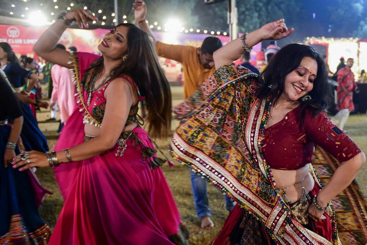 Darsteller tanzen Garba während des jährlichen Hindu-Festivals Navaratri im indischen Ahmedabad. AFP