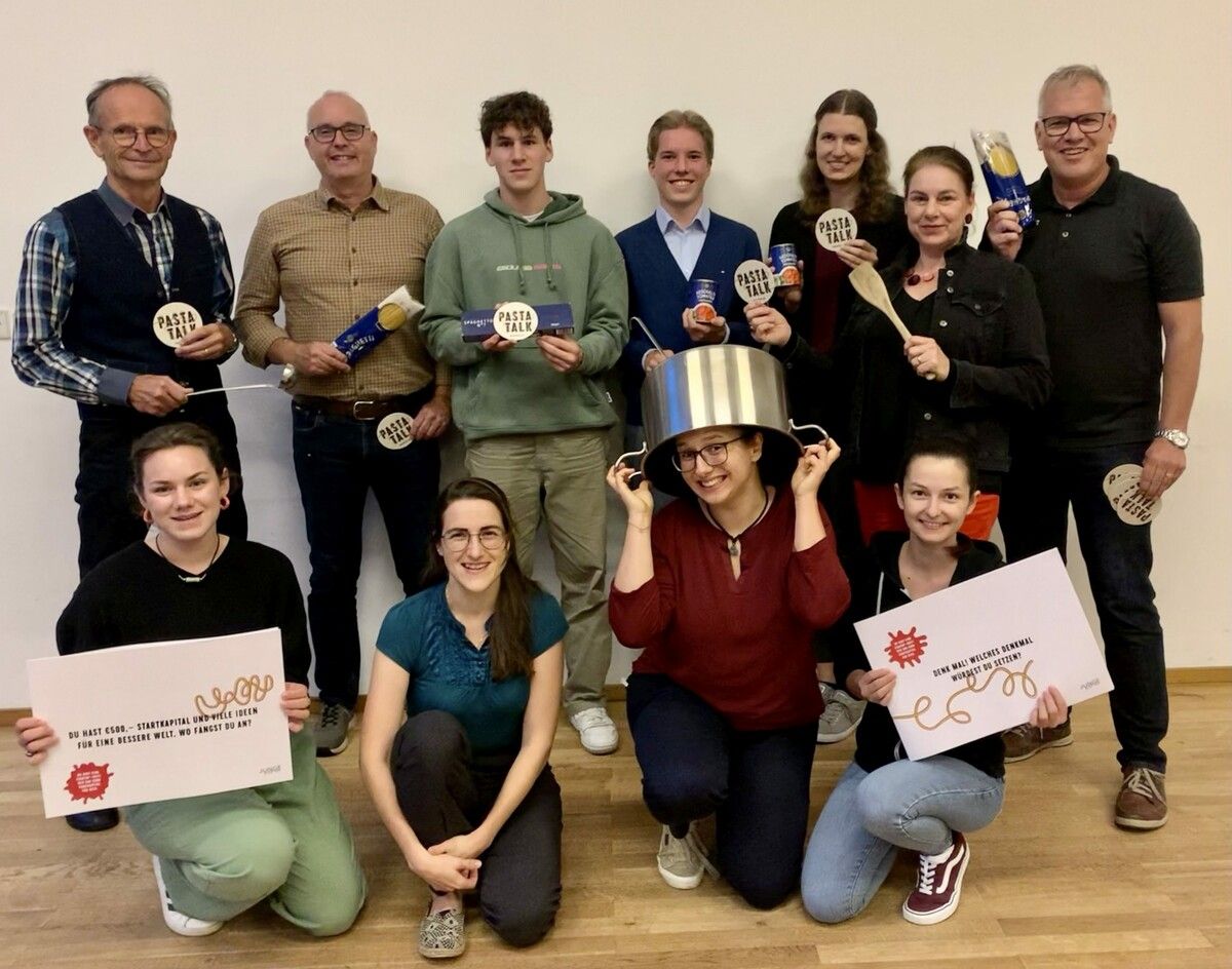 Das Emser Firmteam: vorne v. l. Katharina Fenkart, Maria Heiligenbrunner, Jassy Rüdisser, Sandra Schreiner; hinten v. l. Konrad Nenning, Jürgen Willam, Johannes Fenkart, Nils Kovac, Jennifer Reis, Elisabeth und Martin Fenkart.Stadt Hohenems