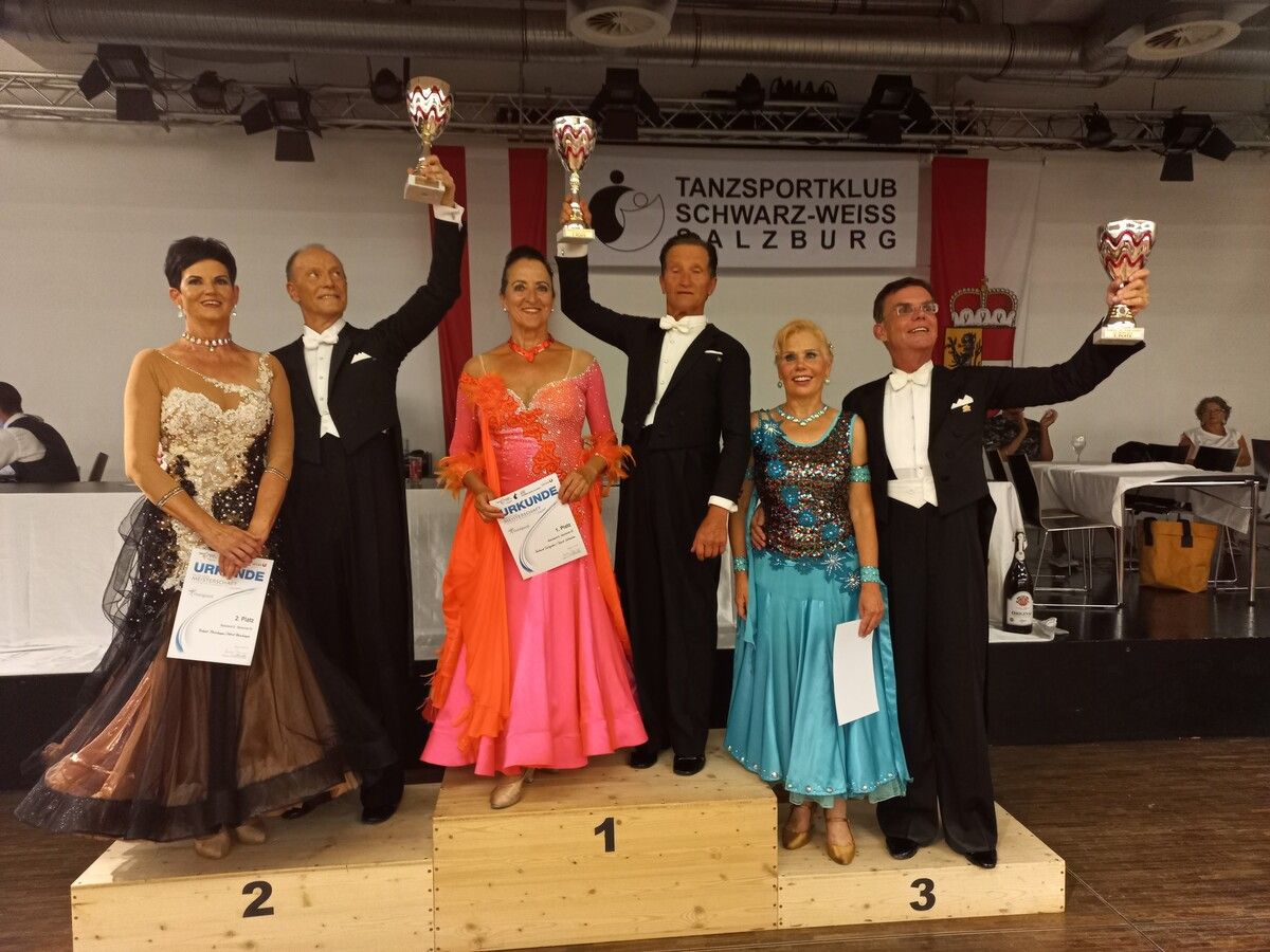 Das erfolgreiche Tanzpaar Ingrid und Gerhard Salzgeber in der Mitte.bludance