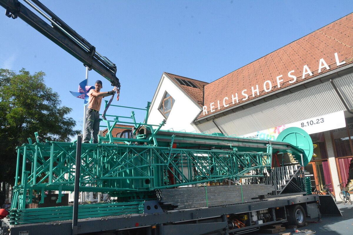 Das Kettenkarussell wird aufgebaut.
