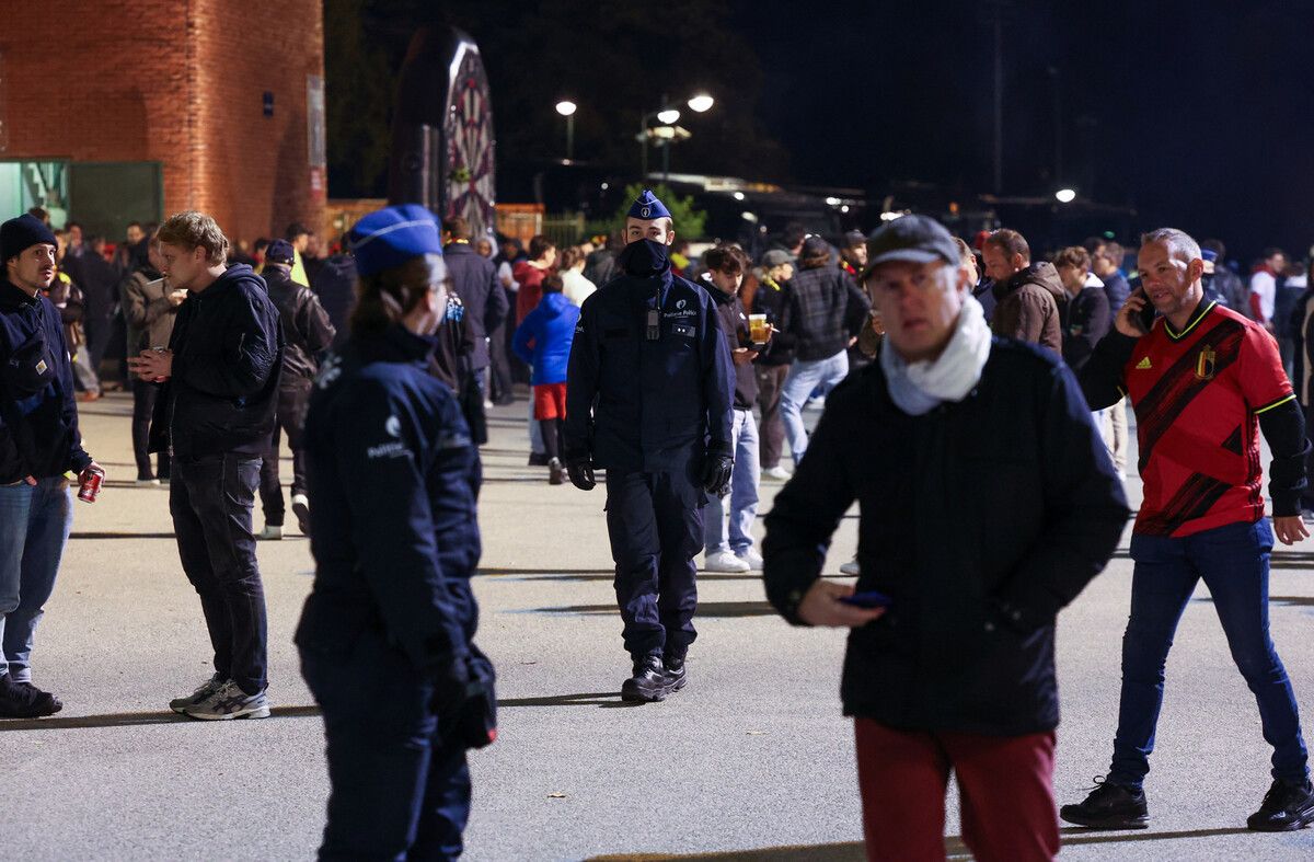 Das Qualifikationsspiel zur Fußball-EM zwischen Belgien und Schweden wurde nach dem Vorfall abgebrochen.Reuters