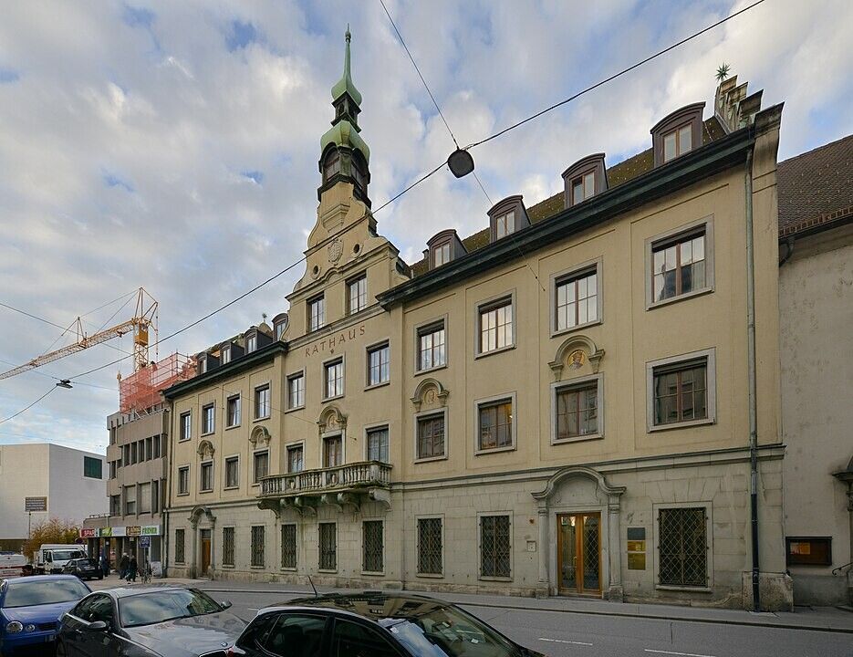 Das Rathaus von Bregenz ist nicht nur ein Verwaltungsgebäude, sondern ein denkmalgeschütztes Bauwerk, das die Wandlungen der Stadt über die Jahrhunderte hinweg widerspiegelt. Böhringer