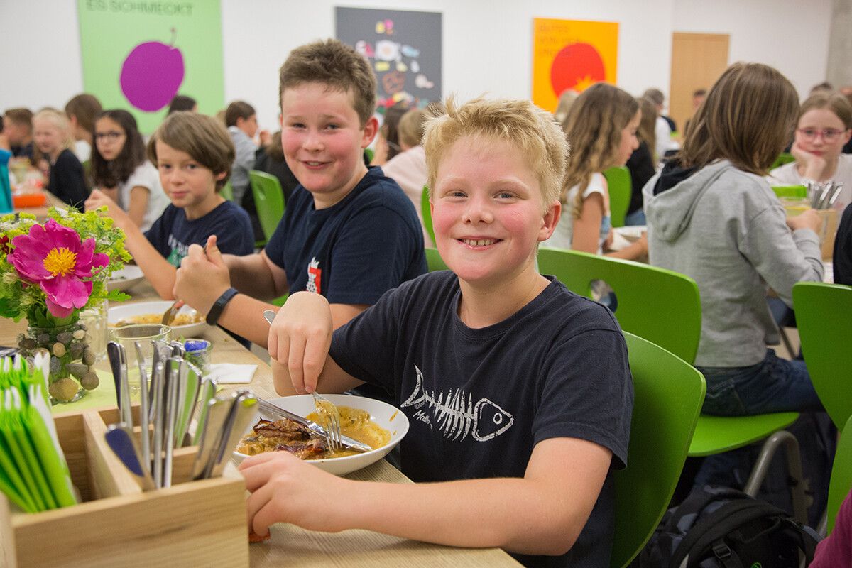 Den Kindern schmeckt das frisch gekochte und gesunde Essen im Schullokal. ME