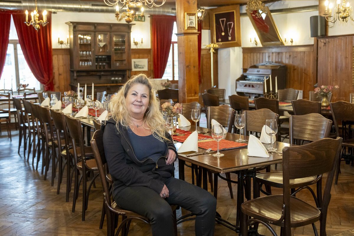 Der alte Holzsaal ist ein Prunkstück im Gasthaus Lamm.