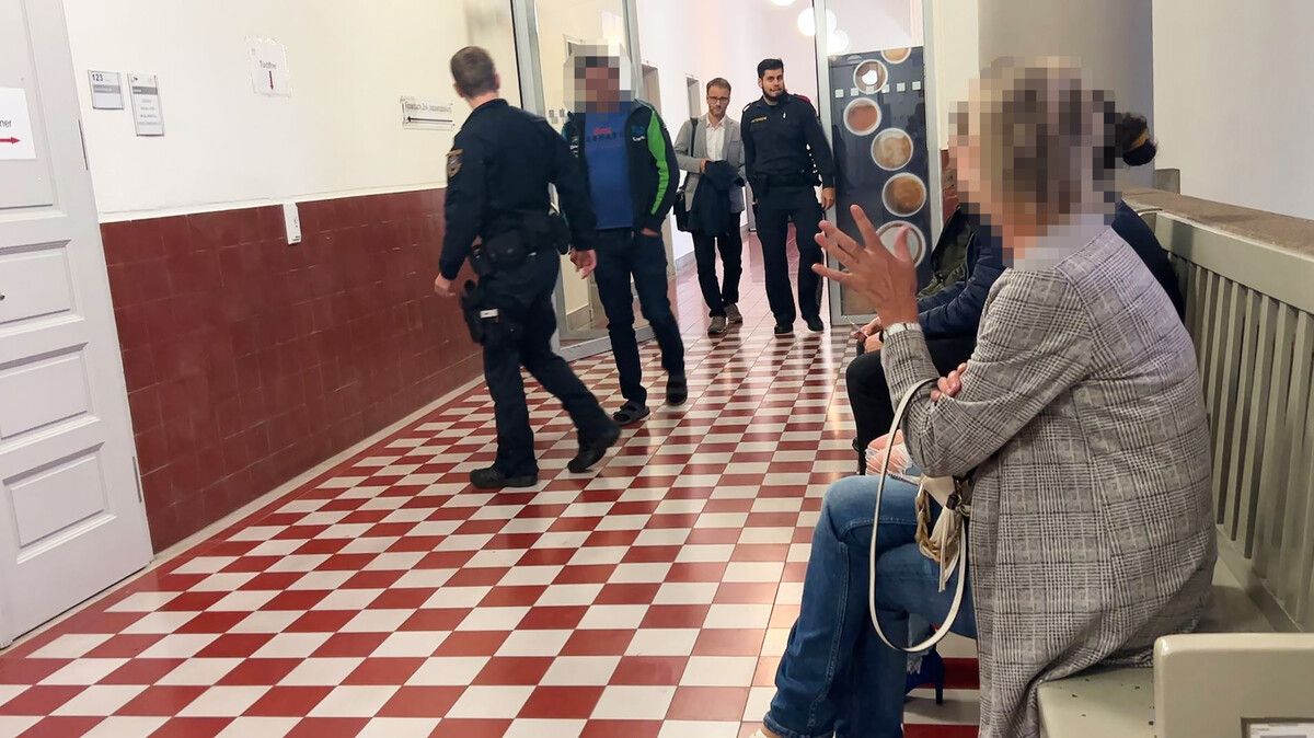 Der Angeklagte bei seiner Vorführung zur Verhandlung am Landesgericht Feldkirch. vn/gs