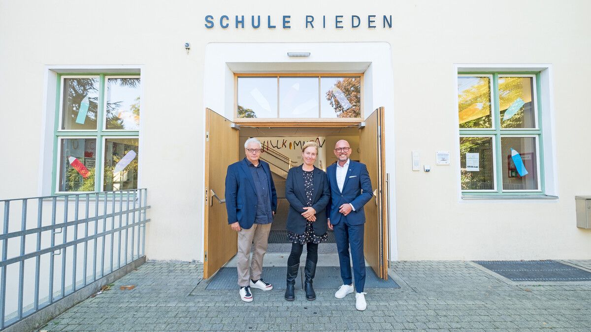 Der Bregenzer Stadtrat für Klimaschutz, Heribert Hehle, die Direktorin der Mittelschule Rieden, Bettina Strobl, und der Bregenzer Bürgermeister, Michael Ritsch.Stadt Bregenz