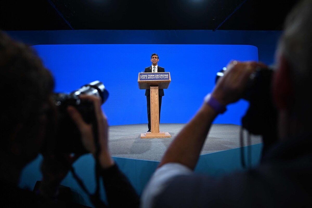 Der britische Premierminister Rishi Sunak spricht vor den Delegierten auf der jährlichen Konferenz der Konservativen in Manchester. AFP