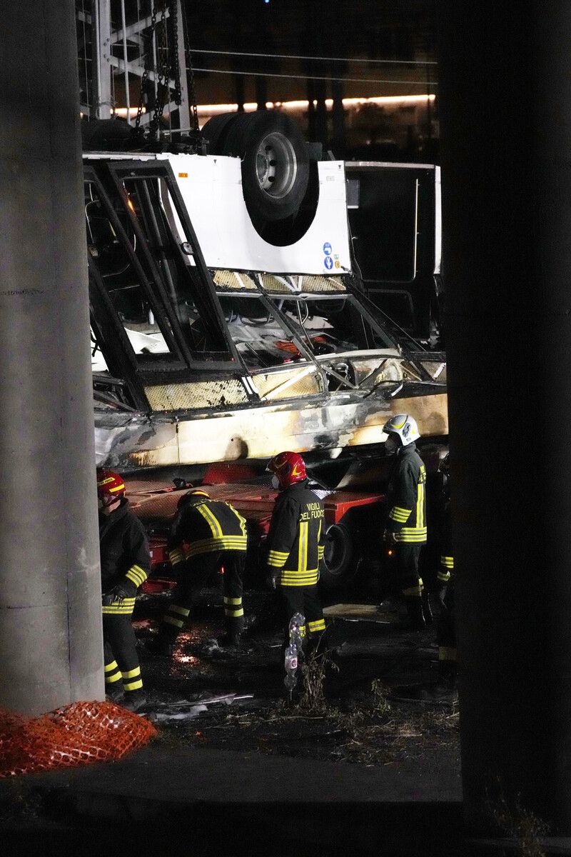 Der Bus ist auf die Gleise gestürzt und in Brand geraten. AP