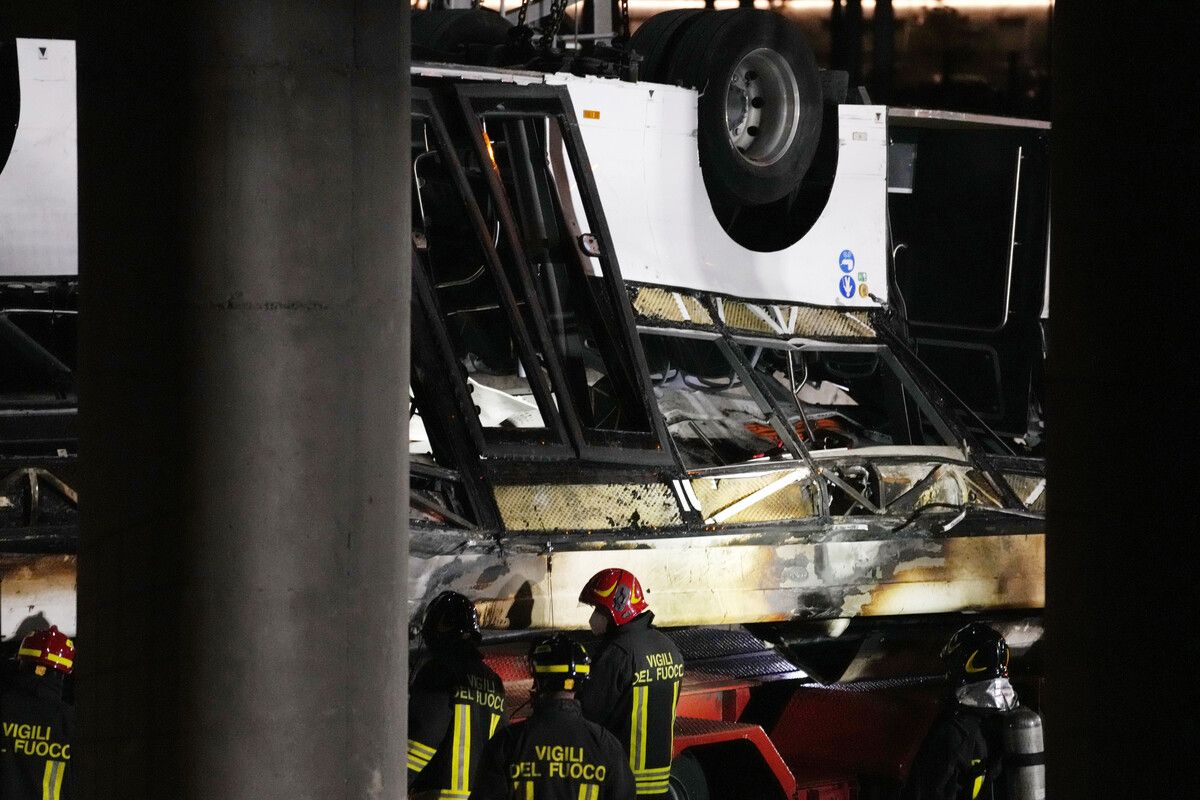Der Bus stürzte knapp zehn Meter in die Tiefe und geriet in Brand. AP