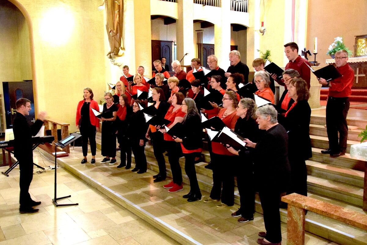 Der Cantemus Chor bei seinem Auftritt.sco(2)