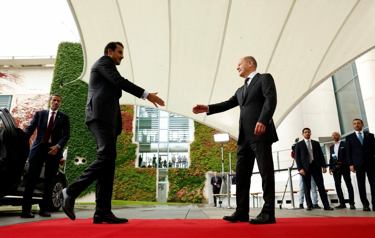 Der deutsche Bundeskanzler Olaf Scholz (r.) traf den katarischen Emir Scheich Tamim bin Hamad Al-Thani zu Gesprächen in Berlin. AFP