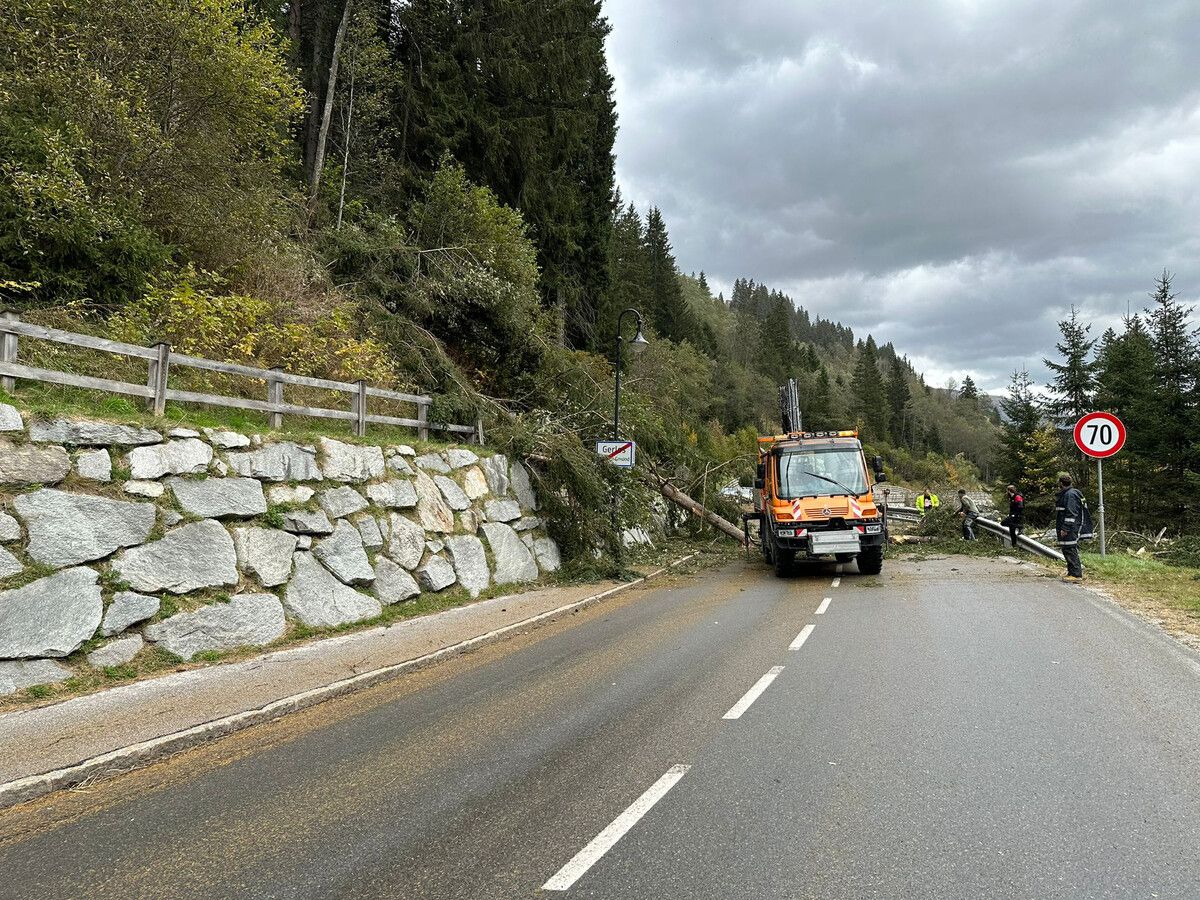 Der Föhn verlegte zahlreiche Straßen, unter anderem am Gerlospass.  APA/ZOOM.TIROL