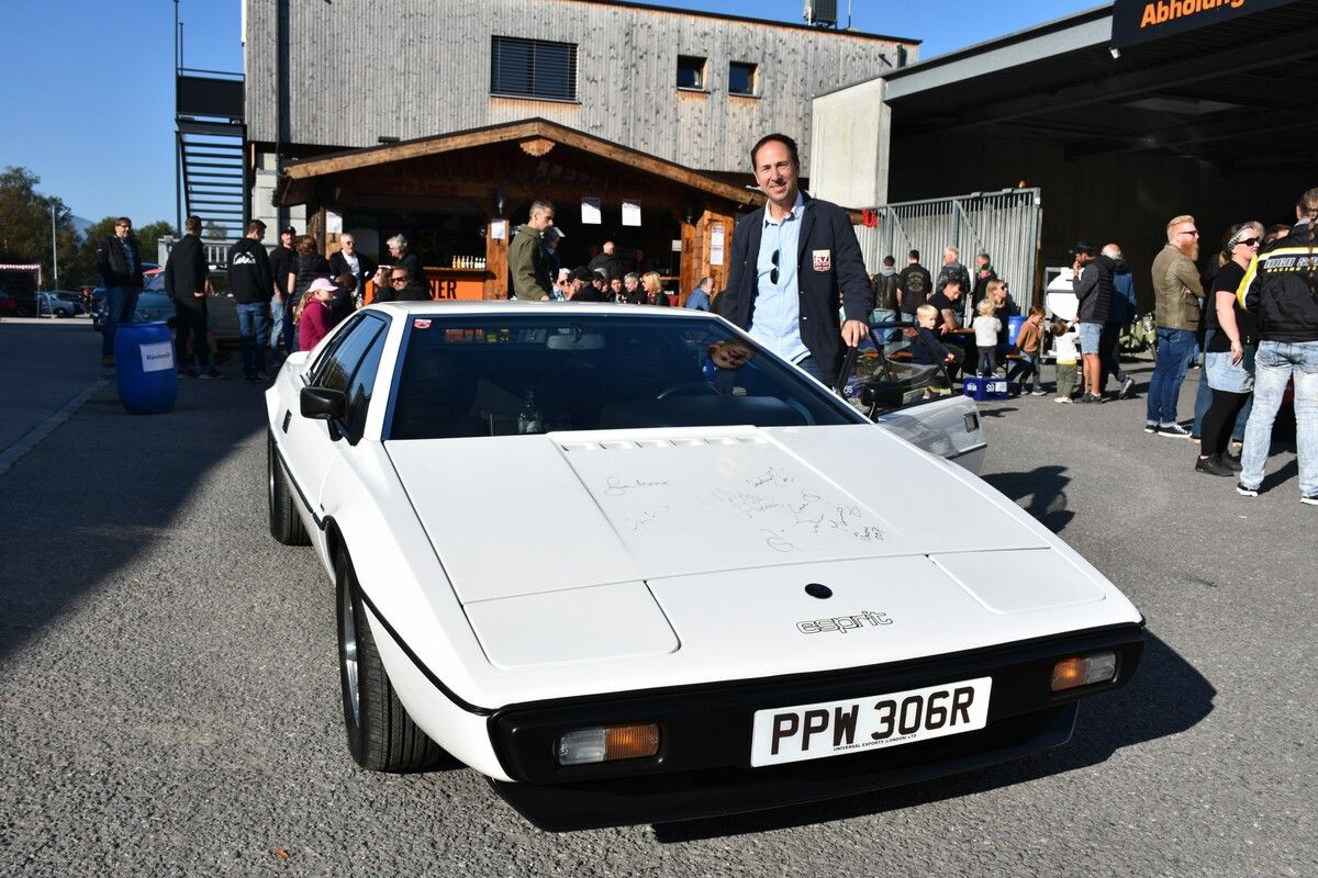 Der James-Bond-Lotus (unten links) von Gernot Wolf war nicht der einzige Hingucker, bei der „end-of-season“-Veranstaltung.bp (7)