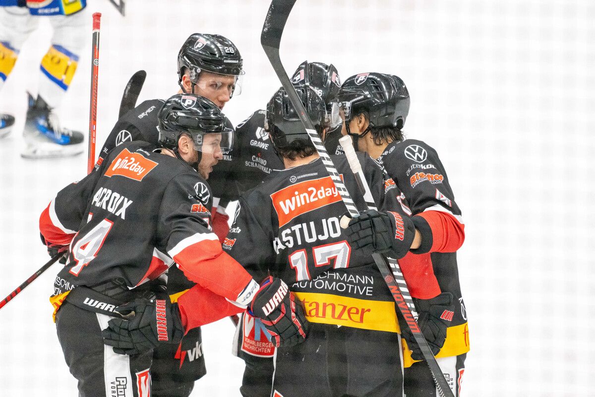 Der Jubel über den Treffer zum 2:0 im Powerplay, kurz nachdem Pallestrang auf der Bahre vom Eis gebracht wurde.Rhomberg (2)