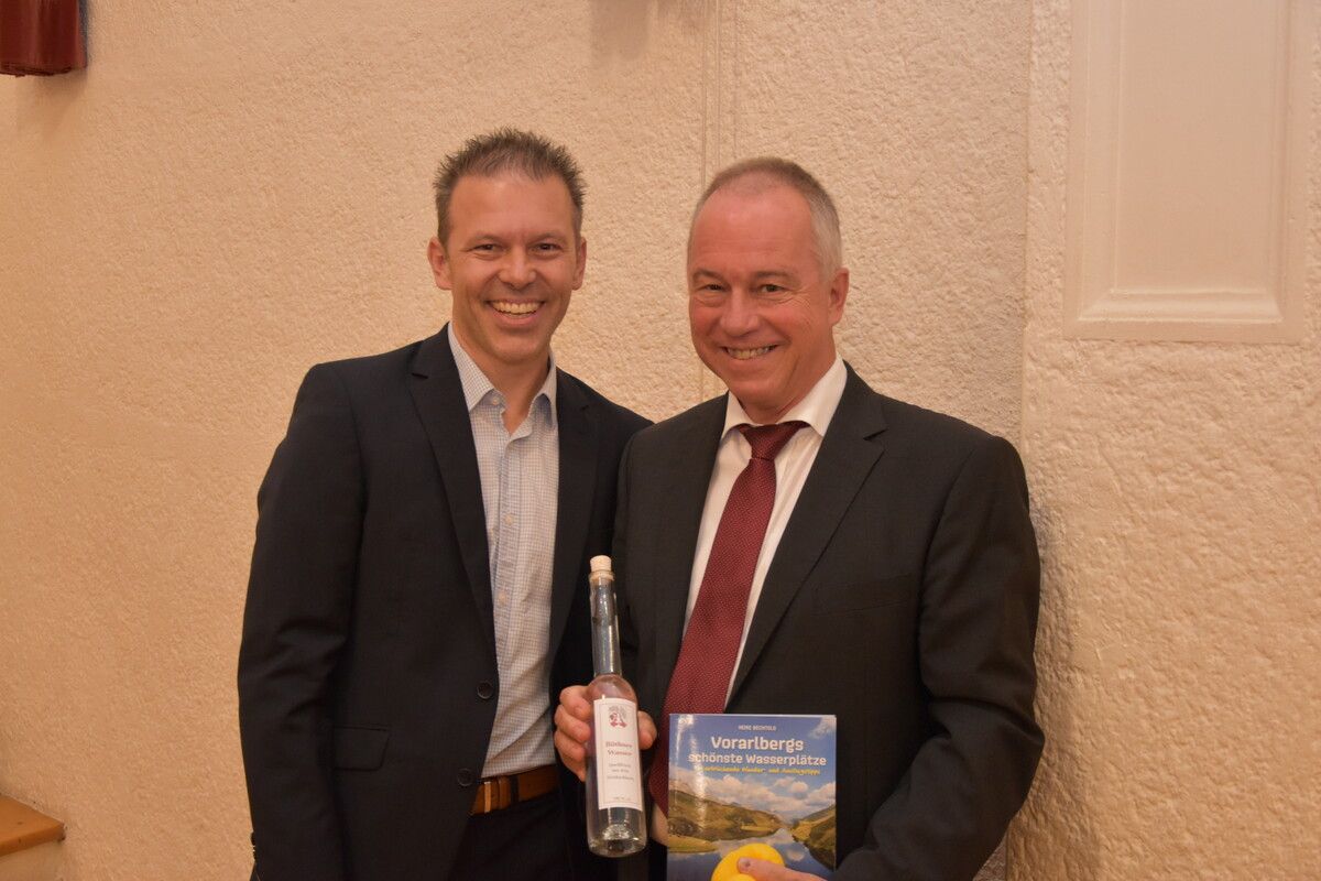 Der neue Röthner Bürgermeister, Thomas Bachmann, mit Neo-Altbürgermeister Roman Kopf bei der Amtsübergabe. Auch ein kleines Dankeschön wurde überreicht.