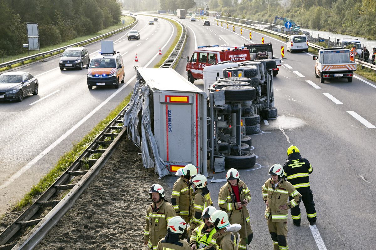 Der Sand ergoss sich auf die Fahrbahn. Die Einsatzkräfte waren mehrere Stunden mit den Aufräumarbeiten beschäftigt. Mathis
