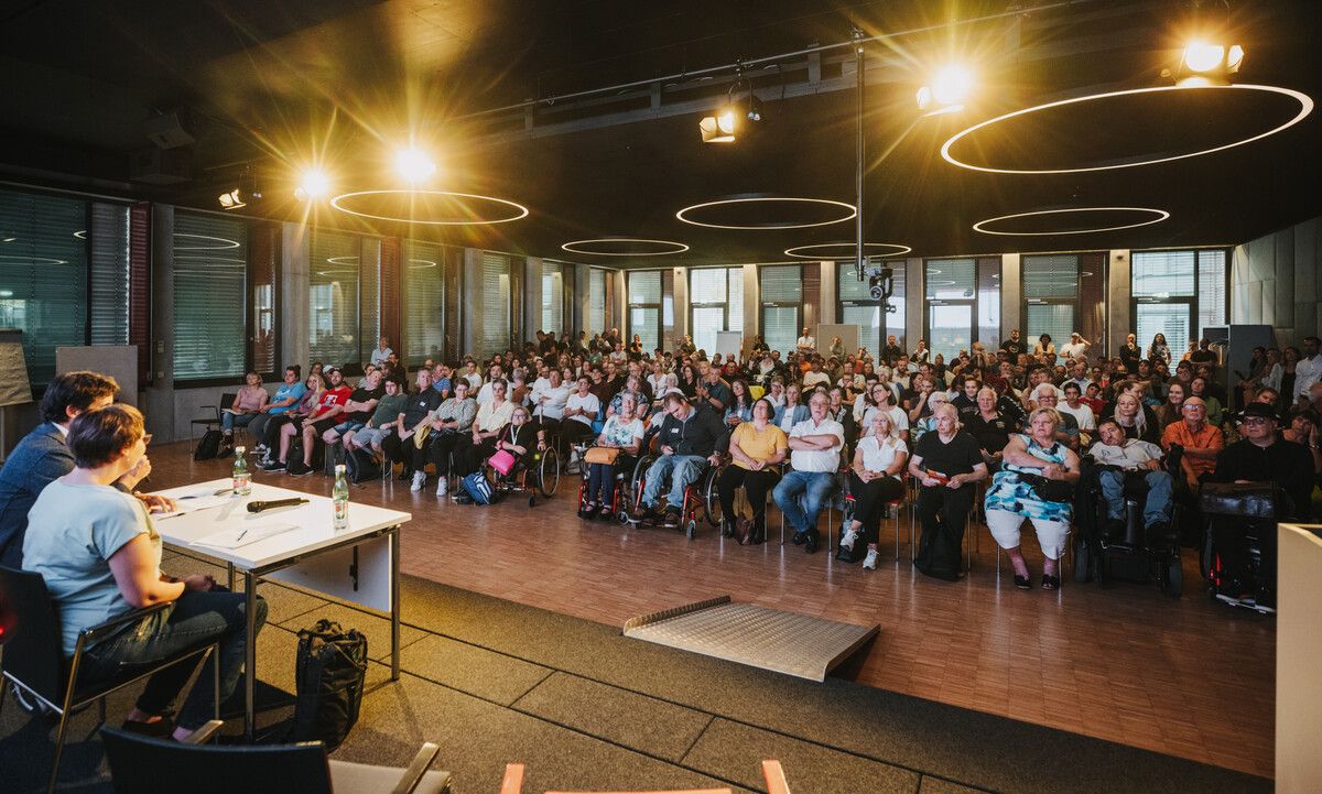 Die 6. öffentliche Sitzung des Ausschusses lockte viele Interessierte an. Landesvolksanwalt