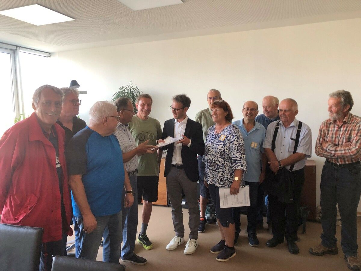 Die Achtalradwegfreunde im Büro von Landesrat Daniel Zadra. „Es gäbe auch junge Mit­glieder, aber die sind am arbeiten“, merkte Hermann Wirth mit einem Schmunzeln an.  VN/GER