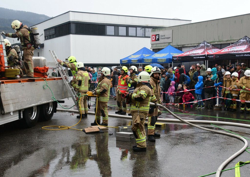 Die Altacher Feuerwehr bewies bei der Herbstabschlussübung ihr ganzes Können. FW ALTACH/KREWOL (2)