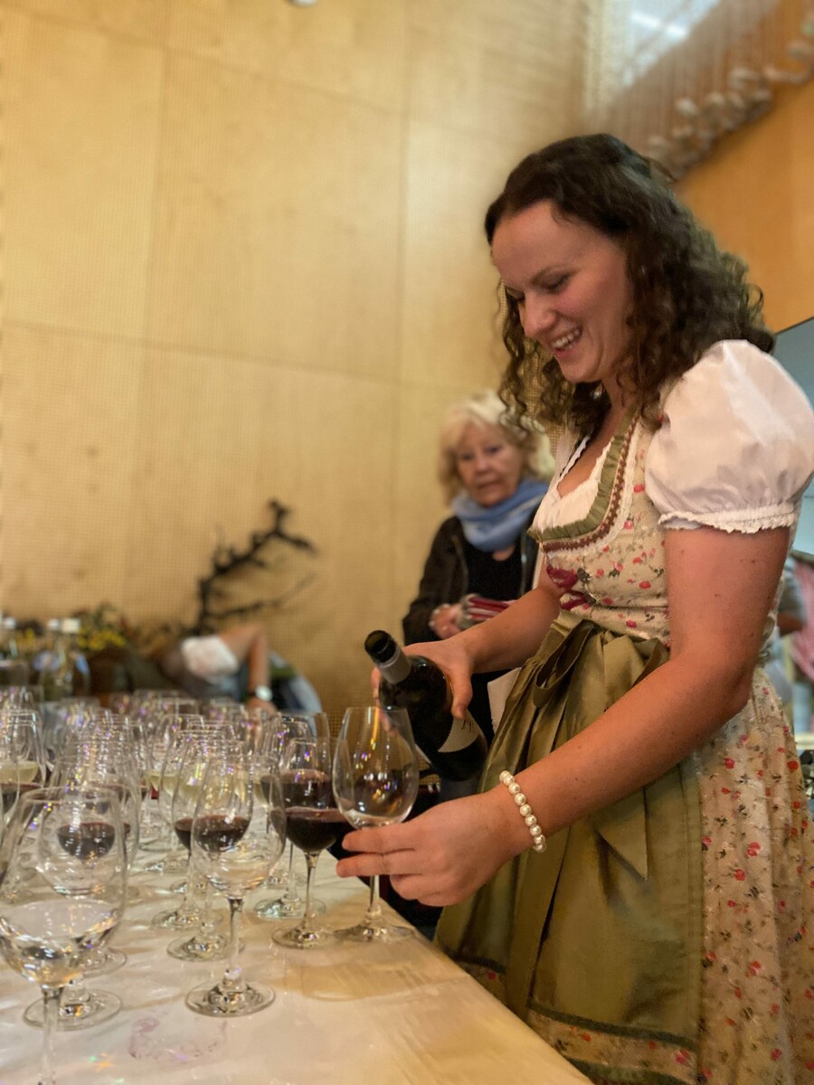 Die Besucher probierten erlesene Weine von österreichischen Winzern.FW Tosters
