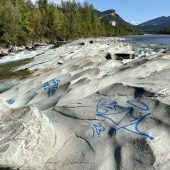 Graffiti auf den Sandsteinplatten in der Bregenzerach