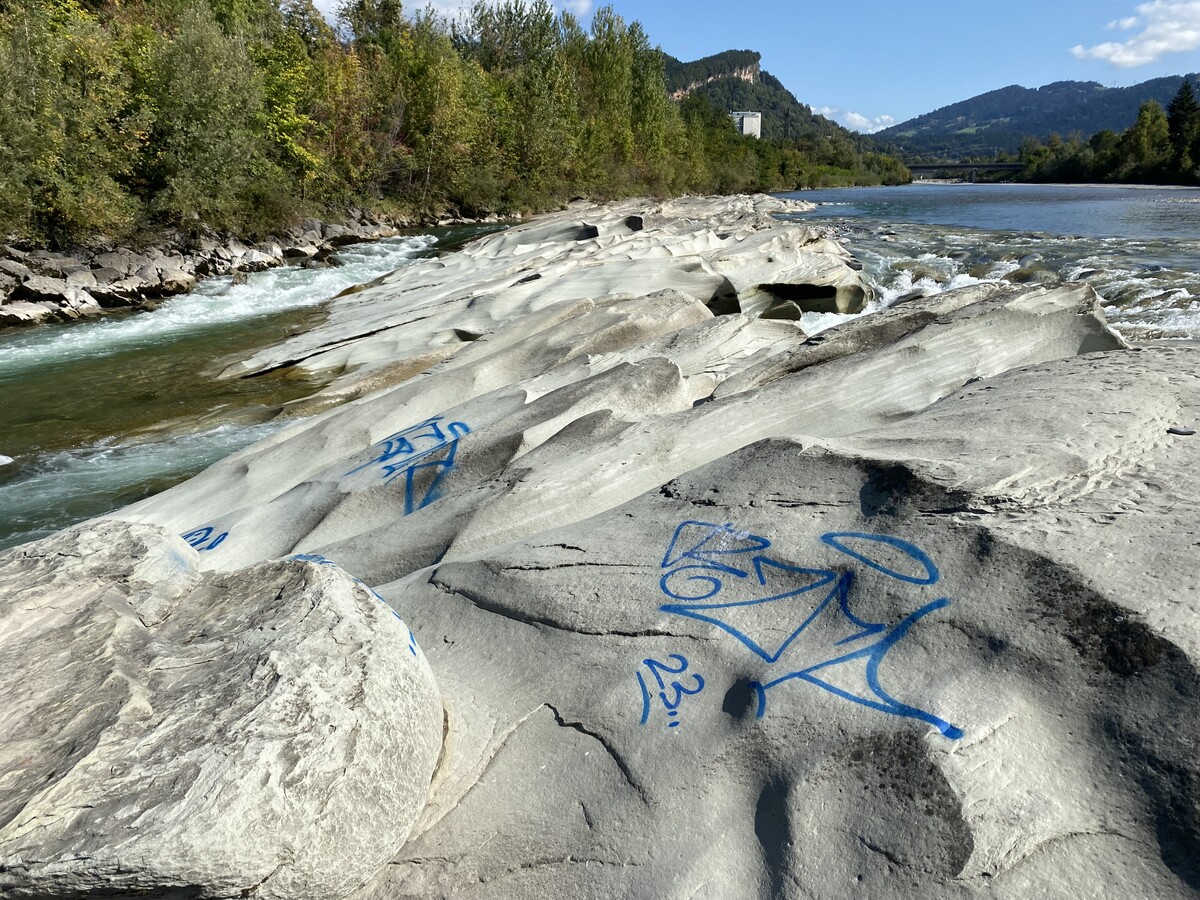 Die blauen Graffiti „schmücken“ die Steinplatten. Wer sich ihrer annehmen sollte, war nicht sofort klar. VN/RAUCH