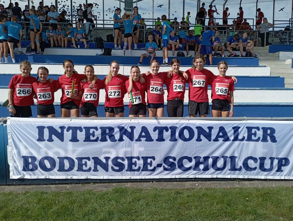 Die erfolgreichen Athletinnen aus den Klassen 3a und 4a der Sportmittelschule.NAM