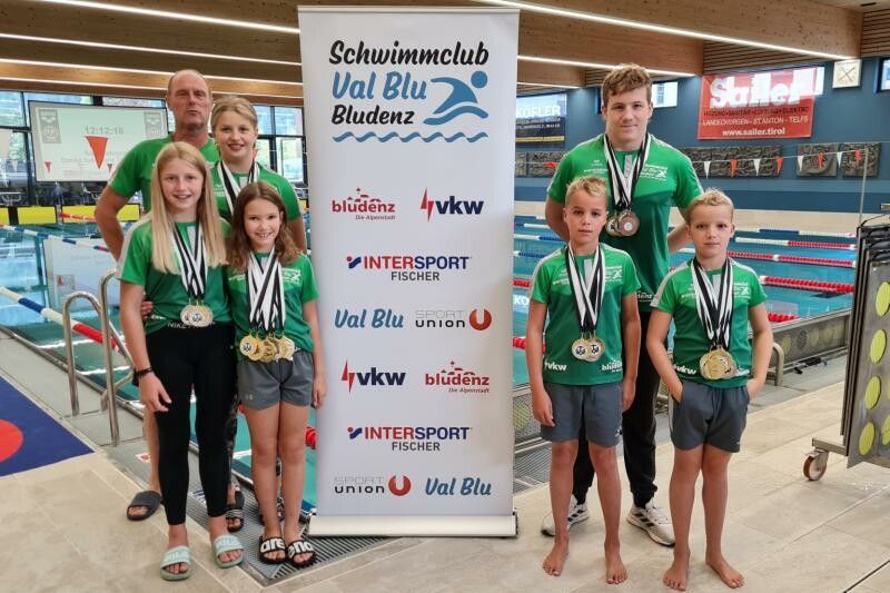 Die erfolgreichen Schwimmer(innen) mit Trainer Werner Kernbeiß.sc bludenz
