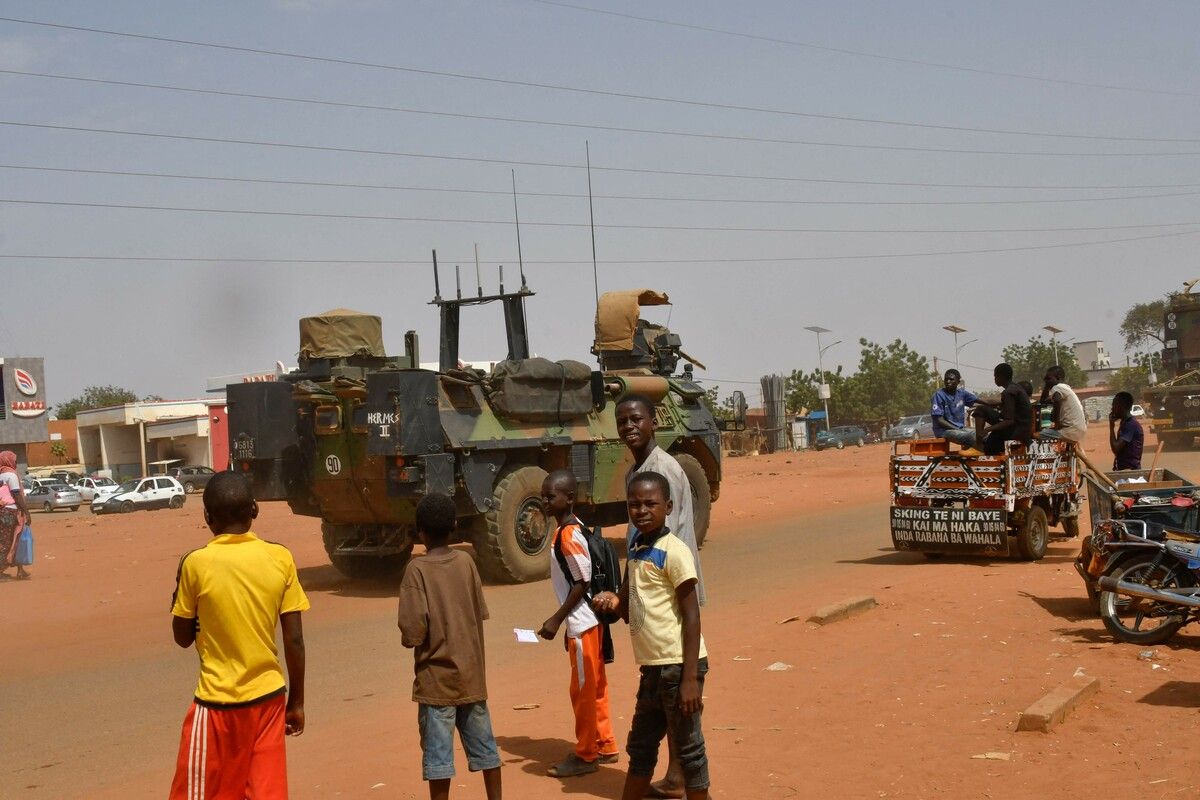 Die ersten Soldaten der französischen Truppen haben am Dienstag den Niger verlassen und damit den Abzug eingeleitet. AFP
