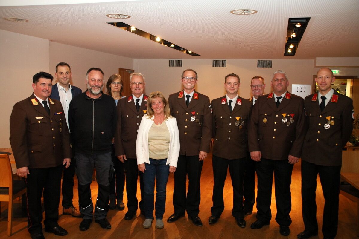 Die Geehrten und Ausgezeichneten des Abends waren Richard Hehle, der für seine 50-jährige Feuerwehrzugehörigkeit geehrt wurde, sowie Markus Grote, Andreas Natter und Thomas Seeberger, die jeweils seit 25 Jahren aktive Feuerwehrleute sind. CHF (2)