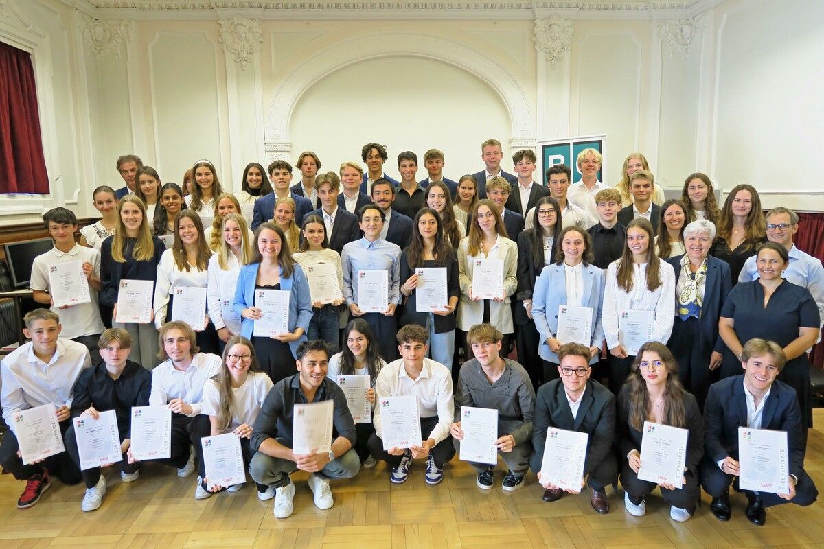 Die Gymnasiasten und Gymnasiastinnen mit ihren Zertifikaten.