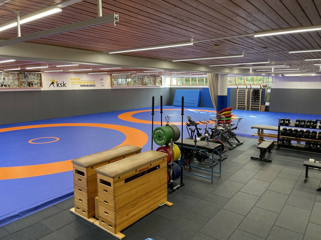 Die hochmoderne Ausstattung im neuen Trainingslokal begeistert Athleten und Sponsoren.