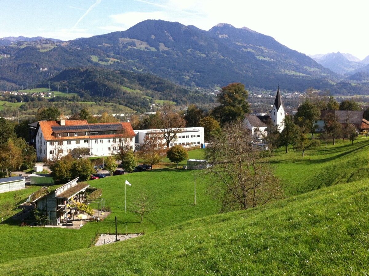 Das Krankenhaus Maria Ebene inmitten der idyllischen Vorarlberger Landschaft – bis vor Kurzem auch das Zuhause der Streunerkatzen „Peterle“ und „Ohanna“. ⇒VN/SAH (3)